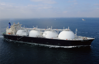 天然ガスを原産国から運ぶLNGタンカー