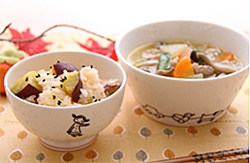 メニュー:もりもりくまさんカレー/ストロベリーヨーグルトジュース