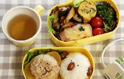【4月】・おにぎり2種(クマ&コアラ)・鮭の味噌マヨ焼き ・カニ入り卵焼き・筍のバター醤油炒め ・ピーマンとしらすのグリル