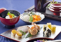 昆布の梅甘酢(デモンストレーションのみ)/鶏と帆立の塩麹焼き/海老の利休揚げ/鶴芋、梅花人参、よもぎ麩の含め煮/みぞれ雑煮