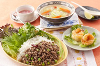 エスニック肉そぼろごはん/エビのスイートチリマヨソース和え/春野菜とシャーミーのスープ/いちごの焼きチェー