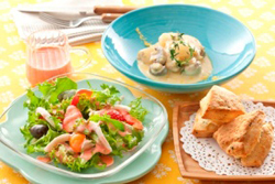 白身魚のレモンクリームソース/彩野菜とイカのサラダ〜苺ドレッシング〜/フレッシュハーブスコーン