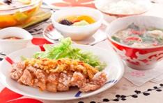 油淋鶏(鶏のから揚げネギソース)/春雨入りワンタンスープ/中国茶のフルーツコンポート/白飯