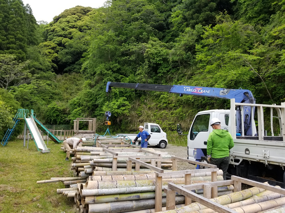 近隣の里山から伐採された竹の買い取りの様子