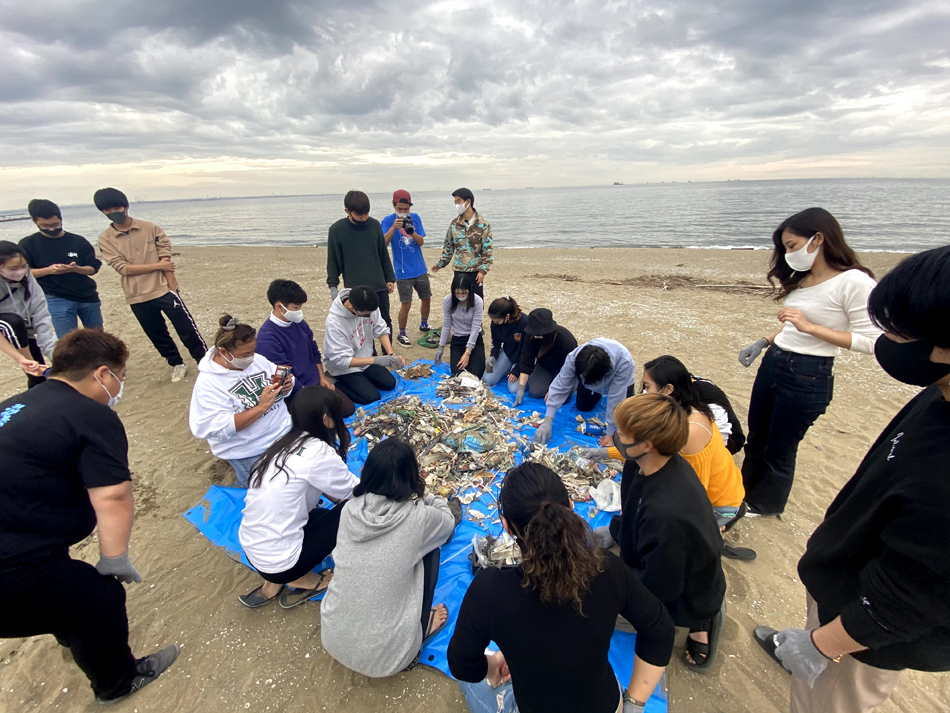 ごみを拾うだけでなく、話ながらどんなごみが海に流れ込んでいるのかなど問題を深く考えていく