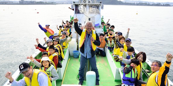 海のゆりかごと言われる海草、アマモの種まき（海の活動）