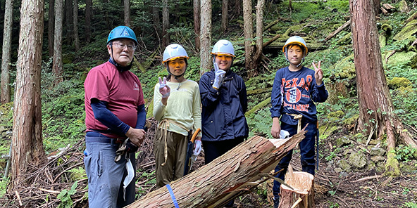 中学生が地元の林業の名人から話を聞き、間伐体験して学ぶ（森の活動）