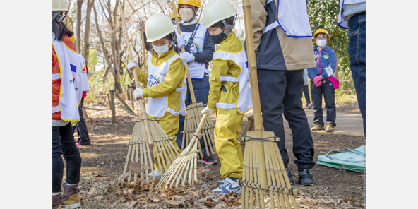 里山の落ち葉を掃き集め、春支度のお手伝い（里の活動）