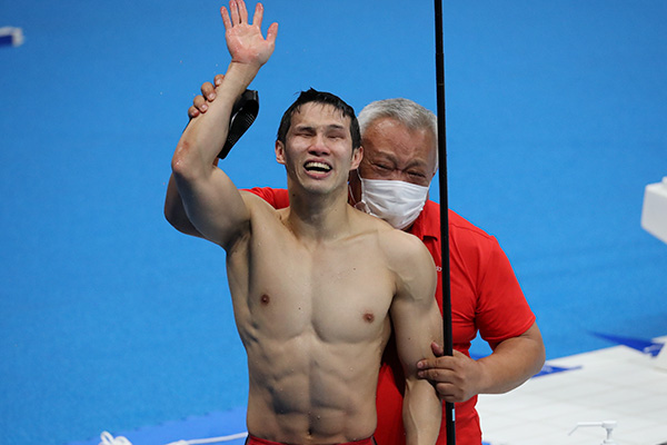 レース直後に寺西先生と喜びを分かち合った／写真：清水一二